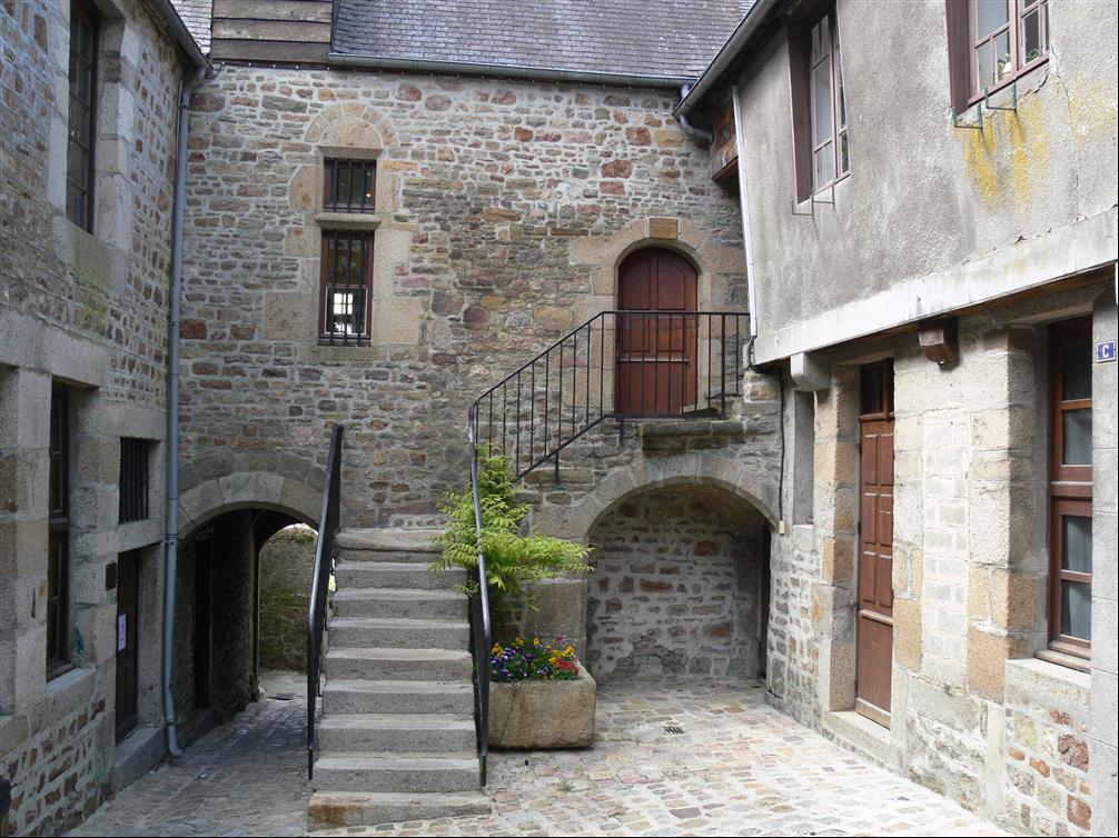 La cour du musée de la dentelle à Villedieu-les-Poêles